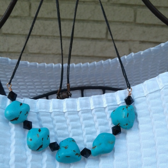 Faux turquoise necklace. - Picture 2 of 5